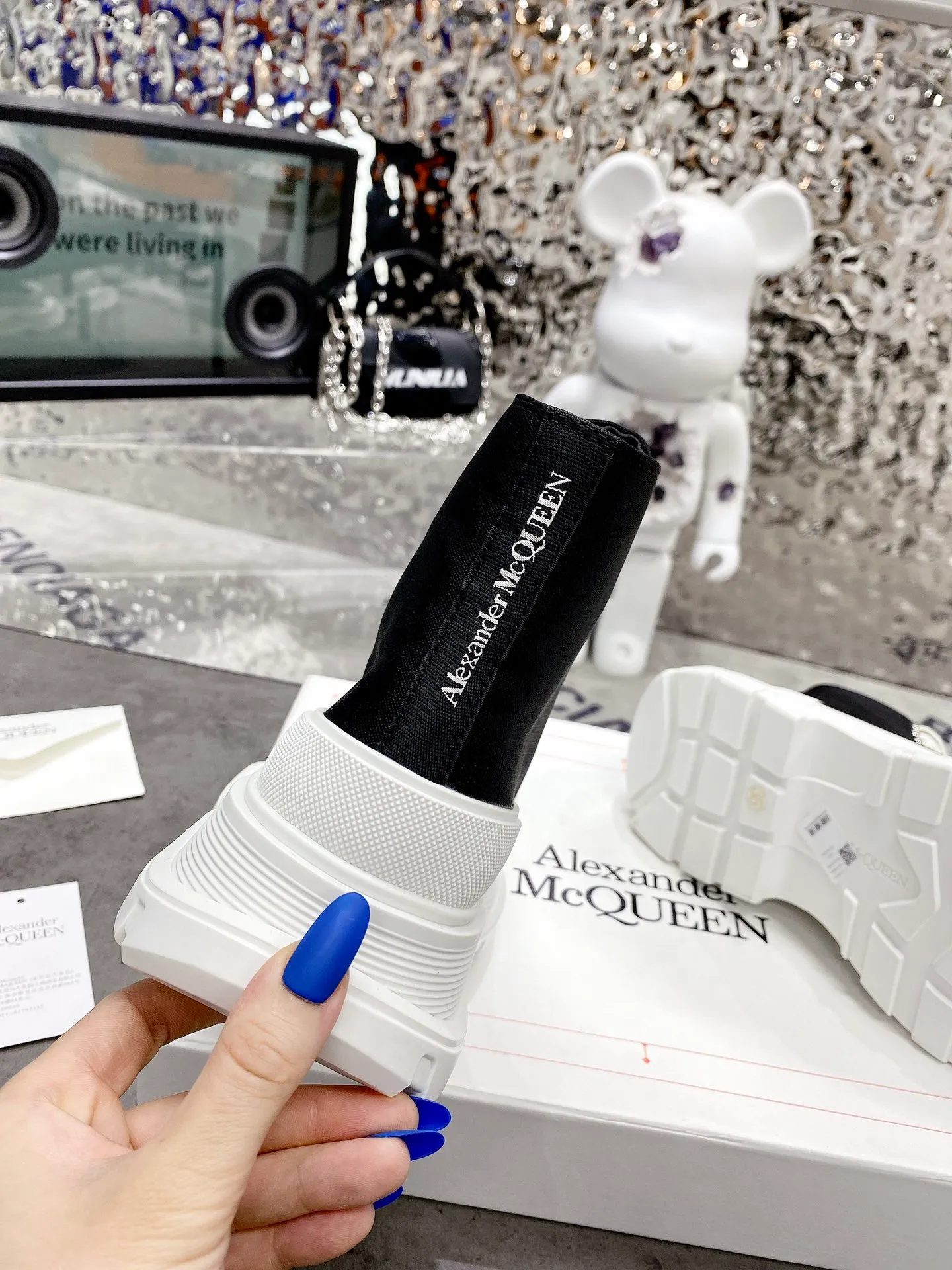 👟👟Ex-factory price 520👟👟 Women's shoes, women's clothing 🇨🇳Top version🇨🇳Alexander McQueen's new couple shoes! I really love this McQueen shoe❤ The dark series is so cool! It looks really good on the feet 😍 There is a combination version of Balenciaga and Converse that looks so cool together. The upper is made of original space Monica cloth customized in Mexico and has a warm and moist color. The inner padding is made of silk sheepskin imported from Italy. Full of flexibility! The round toe design allows the toes to be completely released and get rid of the original pressure of the shoes! The outsole adopts the original molded TU outsole. Super wear-resistant, the combination of several layers of outsole is complex. ⚠Look for our original development version and color. Size: Female 34-41 Male 38-46